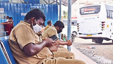 தமிழக அரசு அறிவித்த ஊரடங்கு தளர்வின் காரணமாக நேற்று மாலை, மாவட்டத் தலைநகரங்களில் இருந்து முக்கிய ஊர்களுக்கு பேருந்துகள் இயக்கப்பட்டன. எனினும், மக்கள் கூட்டம் அதிகமில்லை. திருநெல்வேலி புதிய பேருந்து நிலையத்தில் கூட்டம் சேர்வதற்காக பேருந்துகளுடன் சேர்ந்து, ஓட்டுநர், நடத்துநர்களும் காத்திருந்தனர். (அடுத்த படம்) தூத்துக்குடி தற்காலிக பேருந்து நிலையத்தில் நேற்று மாலையில் பேருந்துகளை எதிர்பார்த்து பயணிகள் காத்திருந்தனர். படங்கள்: மு.லெட்சுமி அருண், என்.ராஜேஷ்.