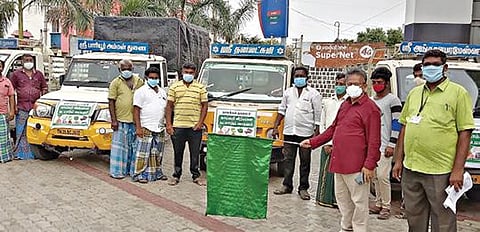 நாமக்கல் நகராட்சி சார்பில் வாகனங்கள் மூலம் காய்கறி விற்பனை செய்யும் பணியை நகராட்சி ஆணையர் பொன்னம்பலம் தொடங்கி வைத்தார்.