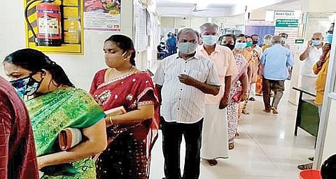 திண்டுக்கல் மாநகராட்சி கமலாநேரு மருத்துவமனையில் தடுப்பூசி செலுத்திக்கொள்ள காத்திருந்த மக்கள்.