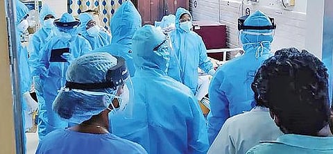 கள்ளக்குறிச்சி அரசு மருத்துவமனையில் தடுப்பு கவச உடையணிந்து கரோனா வார்டில் ஆய்வு மேற்கொண்ட ஆட்சியர் கிரண்குராலா