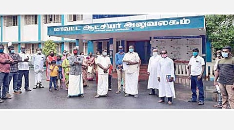 கேரளாவில் இருந்து மீன் பிடிக்கச் சென்று மாயமான 16 மீனவர்களை மீட்கக் கோரி குமரி மாவட்ட ஆட்சியர் அலுவலகத்தில் நேற்று மனு கொடுக்க வந்த பிரின்ஸ் எம்எல்ஏ மற்றும் மீனவ அமைப்பினர். 