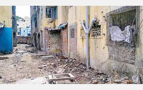 சென்னை திருவல்லிக்கேணி தொகுதி எம்எல்ஏ உதயநிதி ஸ்டாலின் நடவடிக்கையால், மலைபோல் குவிந்திருந்த குப்பைகள் அகற்றப்பட்டு, கழிவுநீர் குழாய்கள் சீரமைக்கப்பட்ட புதுப்பேட்டை கொய்யாத் தோப்பு பகுதி குடிசைமாற்று வாரிய குடியிருப்புகள்.படம்: ச.கார்த்திகேயன்