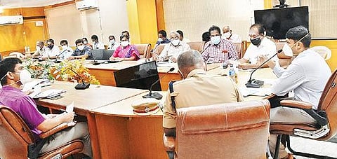 தி.மலையில் நடைபெற்ற ஆய்வுக் கூட்டத்தில் பேசும் ஆட்சியர் சந்தீப் நந்தூரி.