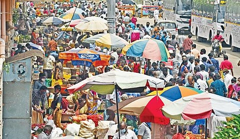 இன்று முதல் தளர்வில்லா ஊரடங்கு எதிரொலியாக  -  சந்தைகள், மளிகை கடைகளில் அலைமோதிய மக்கள் கூட்டம்  :  காய்கறிகள் விலை பல மடங்கு உயர்வு, அதிகாரிகள் எச்சரித்தும் பலனில்லை