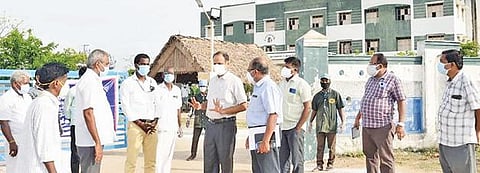 உளுந்தூர்பேட்டையை அடுத்த ஏ.குமாரமங்கலம் கிராமத்தில்  கரோனா கண்காணிப்பு மையத்தை பார்வையிட்டு ஆலோசனை வழங்கும் ஊரக வளர்ச்சித்துறை கூடுதல் இயக்குநர் பி.ஆனந்தராஜ்.