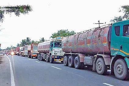 கண்டமங்கலத்தில் ரயில்வே கேட் பராமரிப்புப் பணிகள் நடைபெறுகிறது.