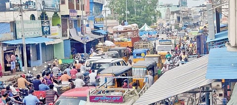 காஞ்சிபுரம் ராஜாஜி மார்க்கெட்டில் காய்கறிகள் மற்றும் மளிகை பொருட்கள் வாங்க மக்கள் குவிந்ததால் ரயில்வே சாலையில் கடும் போக்குவரத்து நெரிசல் ஏற்பட்டது.