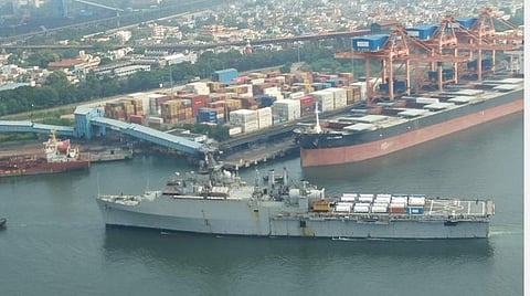 கரோனா நிவாரணப் பொருட்களை கொண்டு வரும் பணியில்  கடற்படை கப்பல்கள்