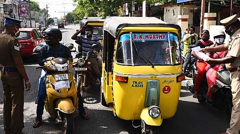 கன்டோன்மென்ட் பாரதிதாசன் சாலையில் வாகனச் சோதனையில் ஈடுபட்ட போலீஸார்.