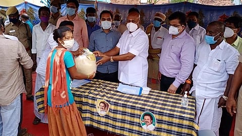 திருப்பத்தூரில் நரிக்குறவர்களுக்கு நிவாரணப் பொருட்களை அமைச்சர் கே.ஆர்.பெரியகருப்பன் வழங்கினார். அருகில் மாவட்ட ஆட்சியர் பி.மதுசூதன்ரெட்டி.