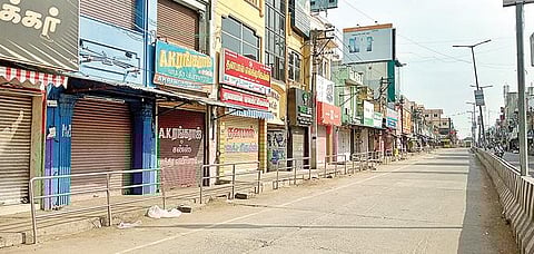 ஊரடங்கு காரணமாக, வேலூர்-ராணிப்பேட்டை மாவட்ட எல்லையான பிள்ளையார் குப்பம் பகுதியில் வாகனங்களில் வருபவர்கள் இ-பதிவு செய்து உள்ளார்களா? என தீவிர சோதனையில் ஈடுபட்ட காவல்துறையினர் . அடுத்த படம்: காட்பாடி தாராபடவேடு பகுதி சாலை வெறிச்சோடி காணப்பட்டது. கடைசிப்படம் : திருவண்ணாமலை மாவட்டம் ஆரணியில் உள்ள கடை வீதியில் கடைகள் மூடப்பட்டதால் சாலைகள் வெறிச்சோடின.