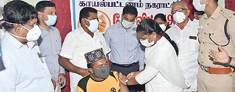 காயல்பட்டினத்தில் நடைபெற்ற நிகழ்ச்சியில் 18 வயதுக்கு மேற்பட்டோருக்கு கரோனா தடுப்பூசி போடும் பணிகளை அமைச்சர் அனிதா ஆர்.ராதாகிருஷ்ணன் தொடங்கி வைத்தார்.