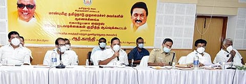 கிருஷ்ணகிரி மாவட்ட ஆட்சியர் அலுவலகத்தில் கரோனா நோய்த் தடுப்பு நடவடிக்கை தொடர்பான ஆய்வு கூட்டத்தில்  கைத்தறி மற்றும் துணிநூல் துறை அமைச்சர் ஆர்.காந்தி பேசினார்.