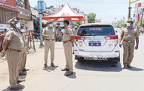 தேனி நேரு சிலை அருகே ஊரடங்கு குறித்து ஆய்வு மேற்கொண்டார் தென்மண்டல ஐஜி அன்பு.