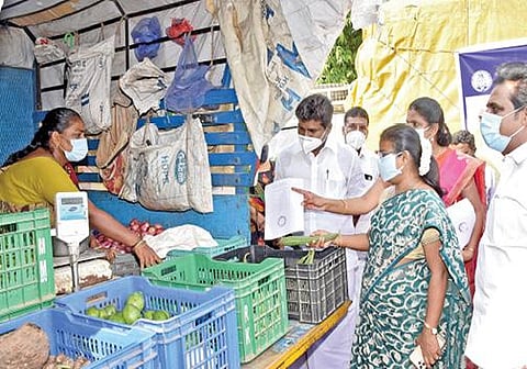 குன்றத்தூர் பகுதியில் நடமாடும் காய்கறி கடையை ஊரக தொழில் துறை அமைச்சர்  தா.மோ.அன்பரசன் தொடங்கிவைத்தார்.