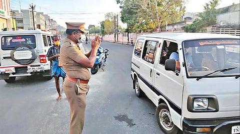 சேலம் 5 ரோடு பகுதியில் அத்தியாவசிய தேவையின்றி வாகனங்களில் சென்றவர்களிடம் விழிப்புணர்வு ஏற்படுத்திய போலீஸார் கை கூப்பி வெளியே வரவேண்டாம் என கேட்டுக்கொண்டனர். அடுத்தபடம்: திருச்செங்கோட்டில் நேற்று காரில் வந்தவர்களை காவல் துறை அதிகாரி ஒருவர் கையெடுத்து கும்பிட்டு கரோனா விழிப்புணர்வு ஏற்படுத்தி அவர்களை வீட்டுக்கு திருப்பி அனுப்பினார்.