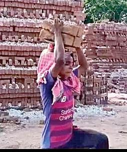 செங்கல் சூளையில் சங்கீதா.