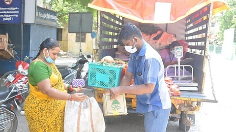 வேலூரில் நடமாடும் வாகனங்கள் மூலம் காய்கறி விற்பனை  | படம்: வி.எம்.மணிநாதன்