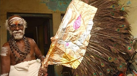 அன்றாட வாழ்வாதாரத்திற்கு சிரமப்படும் மதுரை ‘விசிறி’ தாத்தா: திருவிழாக்களில் மக்களைக் குளிர்வித்தவர்