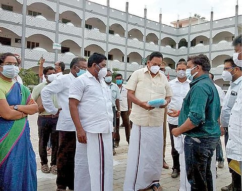 ஆம்பூரில் அமைக்கப்பட்டு வரும் சித்தா சிறப்பு சிகிச்சை மையத்தை நேற்று ஆய்வு செய்த அமைச்சர் ஆர்.காந்தி.