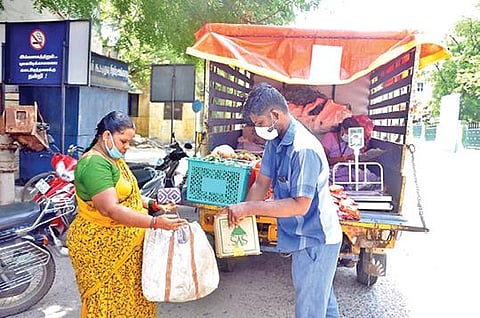 வேலூரில் நடமாடும் வாகனங்கள் மூலம் காய்கறி விற்பனை செய்யப்பட்டது.படம்: வி.எம்.மணிநாதன்.