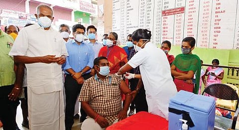 திருநெல்வேலி மாவட்டம் திசையன்விளையில் 18 முதல் 44 வயதுள்ளவர்களுக்கு கரோனா தடுப்பூசி போடும் பணியை தமிழக சட்டப் பேரவை தலைவர் மு. அப்பாவு தொடங்கி வைத்தார்.