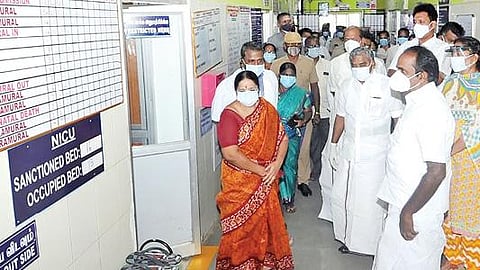 திருவாரூர் மாவட்டம் மன்னார்குடி அரசு மருத்துவமனையில் நேற்று ஆய்வு செய்கிறார் மாநில சுற்றுச்சூழல் காலநிலை மாற்றத் துறை மற்றும் இளைஞர் நலன், விளையாட்டு மேம்பாட்டுத் துறை அமைச்சர் சிவ.வீ.மெய்யநாதன்.