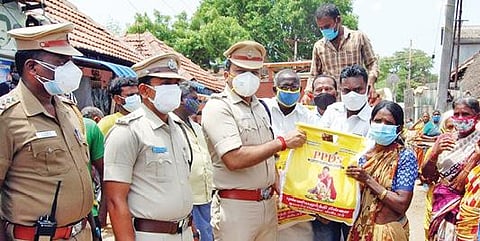 தஞ்சாவூர் ஏ.ஒய்.ஏ. நாடார் தெருவில் உள்ள கூலித் தொழிலாளர்கள் குடும்பத்துக்கு காவல் துறை சார்பில் நிவாரணப் பொருட்களை நேற்று வழங்குகிறார்  எஸ்.பி தேஷ்முக் சேகர் சஞ்சய். உடன் டிஎஸ்பி பாரதிராஜன் உள்ளிட்டோர் உள்ளனர்.