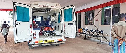 காரைக்குடி அரசு மருத்துவமனையில் அனுமதிக்க மறுத்ததால் ஆம்புலன்ஸிலேயே மூச்சு திணறலுடன் காத்திருந்த மூதாட்டி.