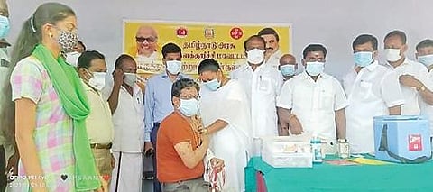 கள்ளக்குறிச்சியில் நடைபெற்ற தடுப்பூசி முகாமினை தொடங்கி வைக்கும் ஆட்சியர் கிரண்குராலா.