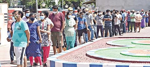 சேலத்தில் 18 வயதுக்கு மேற்பட்டோர்களுக்கு கரோனா தடுப்பூசி போடும் பணி தொடங்கியது.  நேற்று குமாரசாமிப்பட்டி அரசு ஆரம்ப சுகாதார நிலையத்தில் தடுப்பூசி செலுத்திக் கொள்ள நீண்ட வரிசையில் காதிருந்த பொது மக்கள். படம்: எஸ்.குரு பிரசாத்