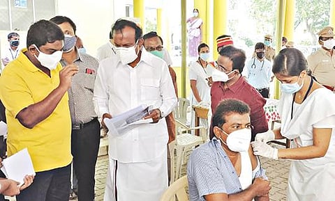 ஈரோடு மாவட்ட ஆட்சியர் அலுவலகத்தில் நடந்த பத்திரிகையாளர்களுக்கான கரோனா தடுப்பூசி முகாமினை அமைச்சர் சு.முத்துசாமி தொடங்கி வைத்தார்.