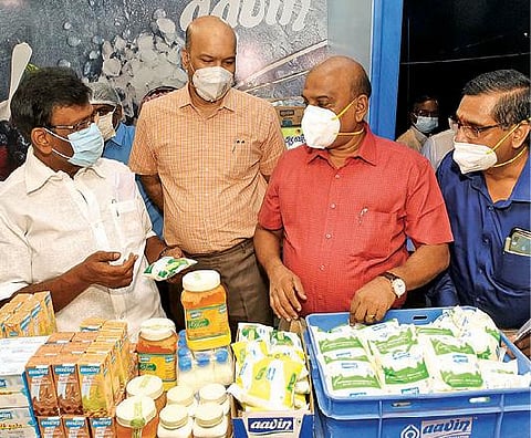 கோவை ஆர்.எஸ்.புரத்தில் உள்ள ஆவின் பாலகத்தில் நேற்று ஆய்வு மேற்கொண்ட பால் வளத் துறை அமைச்சர் சா.மு.நாசர்.       படம்: ஜெ.மனோகரன்