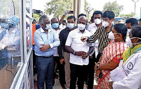 தூத்துக்குடி அரசு மருத்துவக் கல்லூரி மருத்துவமனையில் அமைக்கப்பட்டுள்ள கரோனா நோயாளிகளுக்கான உதவி மையத்தை அமைச்சர் மா.சுப்பிரமணியன் ஆய்வு செய்தார். உடன் அமைச்சர்கள் கீதாஜீவன், அனிதா ராதாகிருஷ்ணன், சுகாதாரத் துறை செயலர் ராதாகிருஷ்ணன் உள்ளிட்டோர்.படம்: என்.ராஜேஷ்