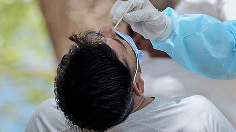 வீடு வீடாகச் சென்று காய்ச்சல் உள்ளிட்ட அறிகுறிகளை கண்டறியும் கரோனா களப் பணியில் ஈடுபட ஆசிரியர்கள் எதிர்ப்பு