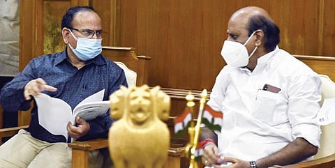 புதுச்சேரி சட்டப்பேரவையில் இன்று எம்எல்ஏக்கள் பதவியேற்பு நடக்கிறது. இதுதொடர்பாக சட்டப்பேரவை செயலர் முனிசாமியுடன், தற்காலிக சட்டப்பேரவை தலைவராக பொறுப்பு ஏற்கவுள்ள லட்சுமி நாராயணன் எம்எல்ஏ ஆலோசனை நடத்தினார்.படம்: எம்.சாம்ராஜ்