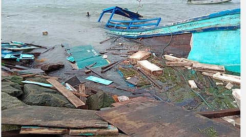 யாஸ் புயலால் வேம்பாரில் பலத்த காற்று: ரூ.40 லட்சம் மதிப்பிலான விசைப்படகு சேதம்