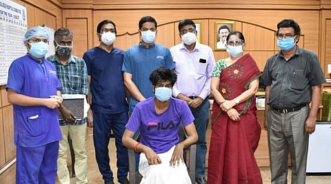 கோவை அரசு மருத்துவமனையில் அறுவை சிகிச்சை செய்துகொண்ட இளைஞர்களுடன் மருத்துவமனையின் டீன் நிர்மலா, மருத்துவக் குழுவினர்.