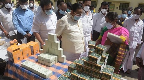 வேலூர் விஐடி பல்கலை.யில் கரோனா நோயாளிகளுக்கான சித்த மருத்துவ சிகிச்சை மையத்தை அமைச்சர் துரைமுருகன் தொடங்கி வைத்து, சித்த மருந்துகளைப் பார்வையிட்டார்.