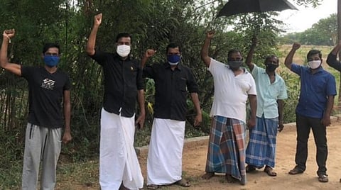  கோவை கருமத்தம்பட்டி அருகே, கருப்புக் கொடி ஏற்றி போராட்டத்தில் ஈடுபட்ட விவாசாயிகள்.