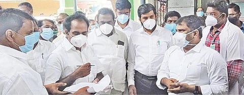 ﻿நாகை மாவட்டம் திருமருகல் அரசு ஆரம்ப சுகாதார நிலையத்தில் நேற்று ஆய்வு செய்த அமைச்சர் சிவ.வீ.மெய்யநாதன், கரோனா தடுப்பு நடவடிக்கைகள் குறித்து ஆட்சியர் பிரவீன் பி.நாயரிடம் கேட்டறிகிறார்.