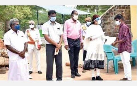 ‘உங்கள் தொகுதியில் முதல்வர்’ திட்டத்தின் கீழ் கோரிக்கை மனுவுக்கு தீர்வு; வீடு தேடிச் சென்று மாணவருக்கு கல்வி உதவித் தொகை: புதுக்கோட்டை ஆட்சியரின் நடவடிக்கையால் குடும்பத்தினர் நெகிழ்ச்சி