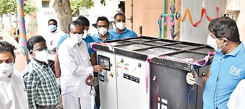 ஈரோடு அரசு மருத்துவமனையில் ரூ.50 லட்சம் மதிப்பீட்டில் அமைக்கப்பட்டுள்ள ஆக்சிஜன் செறிவூட்டும் இயந்திரங்களின் பயன்பாட்டை அமைச்சர் முத்துசாமி தொடங்கி வைத்தார்.