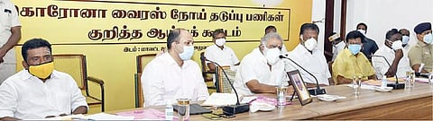 கரோனா தடுப்பு பணிகள் குறித்த ஆய்வுக் கூட்டம் தேனி ஆட்சியர் அலுவலகத்தில் அமைச்சர் ஐ.பெரியசாமி தலைமையில் நடந்தது.