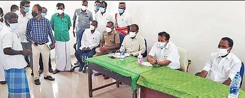 அரகண்டநல்லூர் ஒழுங்குமுறை விற்பனைக்கூடத்தில் விவசாயிகளுக்கு வழங்க வேண்டிய நிலுவைத்தொகை குறித்த  ஆய்வுக்கூட்டம் நடைபெற்றது.