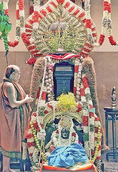 காஞ்சிபுரம் ஸ்ரீசங்கர மடத்தில் மகா பெரியவர் பிருந்தாவனத்தில் சிறப்பு ஆராதனைகள் நடத்திய மடாதிபதி ஸ்ரீசங்கர விஜயேந்திர சரஸ்வதி சுவாமிகள்.