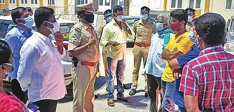 திருப்பூர் அரசு மருத்துவமனையில் சடலங்கள் மாறிய விவகாரம்  -  இறப்பு சான்றிதழை முறைப்படி உரியவர்களிடம் வழங்க நடவடிக்கை :  அதிகாரிகளின் பேச்சு வார்த்தையால் இரு தரப்பு உறவினர்களும் சமரசம்