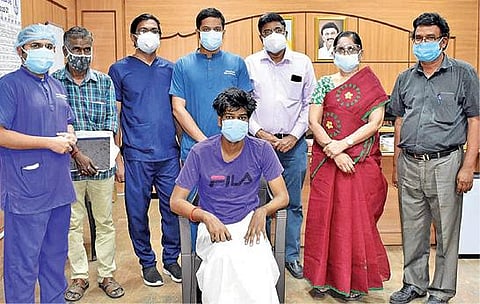 கோவை அரசு மருத்துவமனையில் அறுவைசிகிச்சை செய்துகொண்ட இளைஞருடன் மருத்துவமனையின் டீன்  நிர்மலா மற்றும் மருத்துவ குழுவினர்.