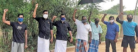 கோவை கருமத்தம்பட்டி அருகே, கருப்புக் கொடி ஏற்றி போராட்டத்தில் ஈடுபட்ட விவசாயிகள்.