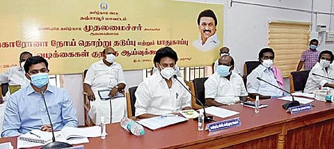 தஞ்சாவூர் மாவட்ட ஆட்சியர் அலுவலகத்தில் நேற்று நடைபெற்ற  கரோனா தடுப்பு நடவடிக்கைகள் குறித்த ஆய்வுக் கூட்டத்தில் பேசுகிறார் அமைச்சர் அன்பில் மகேஸ் பொய்யாமொழி. உடன், அரசு தலைமைக் கொறடா கோவி.செழியன், ஆட்சியர் ம.கோவிந்தராவ் மற்றும் எம்பி, எம்எல்ஏக்கள்.